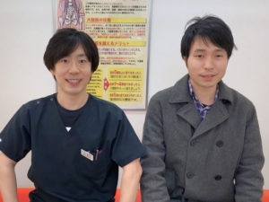 スタッフと患者様が笑顔で写っています。